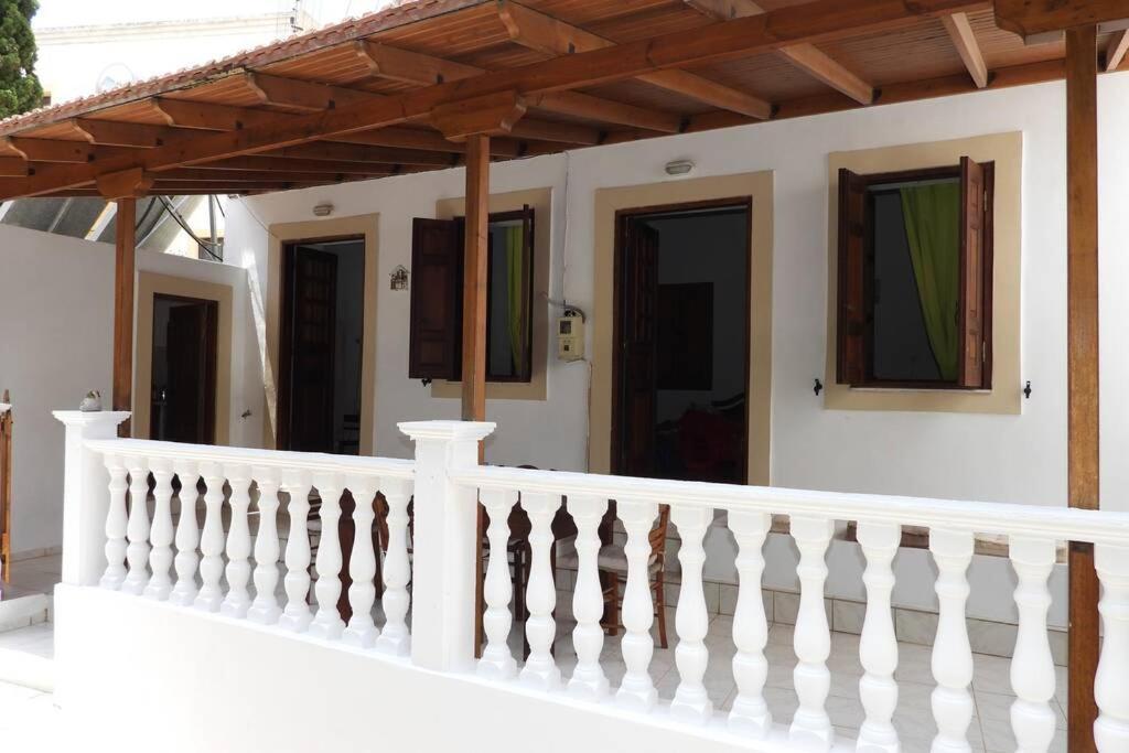 Traditional Villa Efterpi Chalki Town エクステリア 写真
